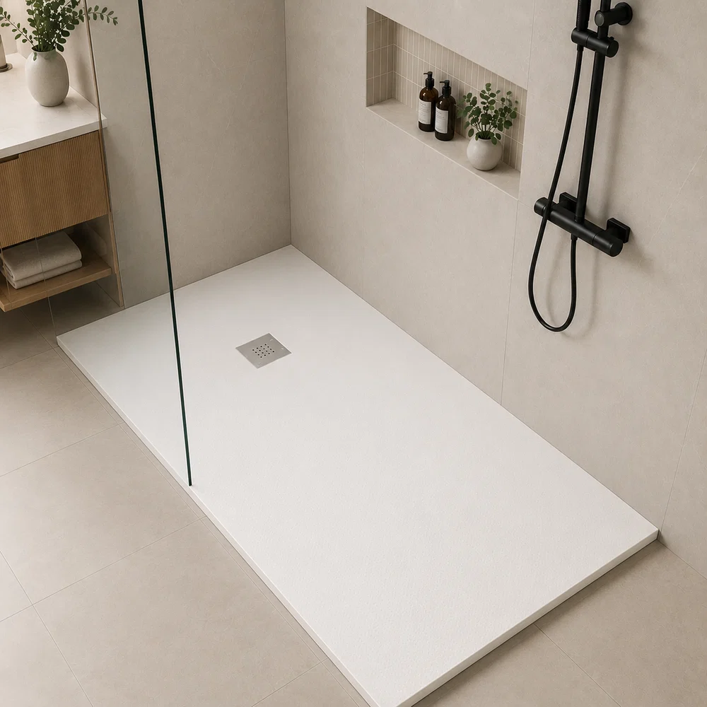 Plato de ducha instalado en baño contemporáneo
